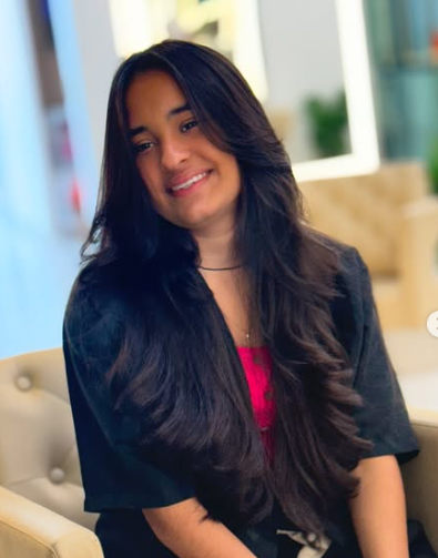 Cabelo preto longo com corte em camadas e muito brilho